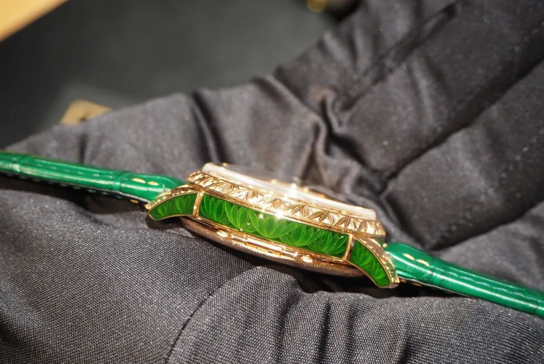 全网首发！实拍上手300多万的芝柏三金桥陀飞轮腕表“神秘骏马”绿色款（图）